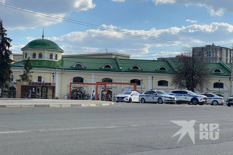 Скопление полицейских машин заметили в центре Рязани днем 16 апреля.