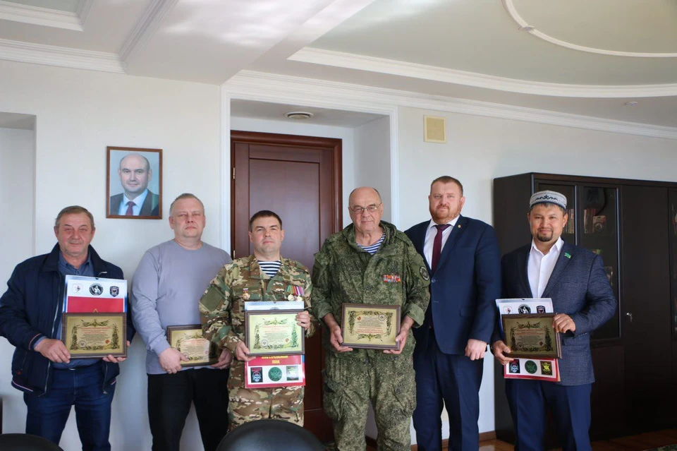 Жителей отметили за регулярные сборы и отправку на фронт гуманитарных конвоев. Фото: администрация Орска