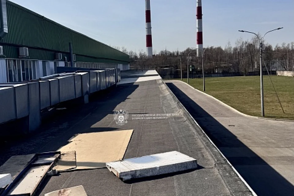 Рабочий упал с высоты на молокозаводе в Петербурге.