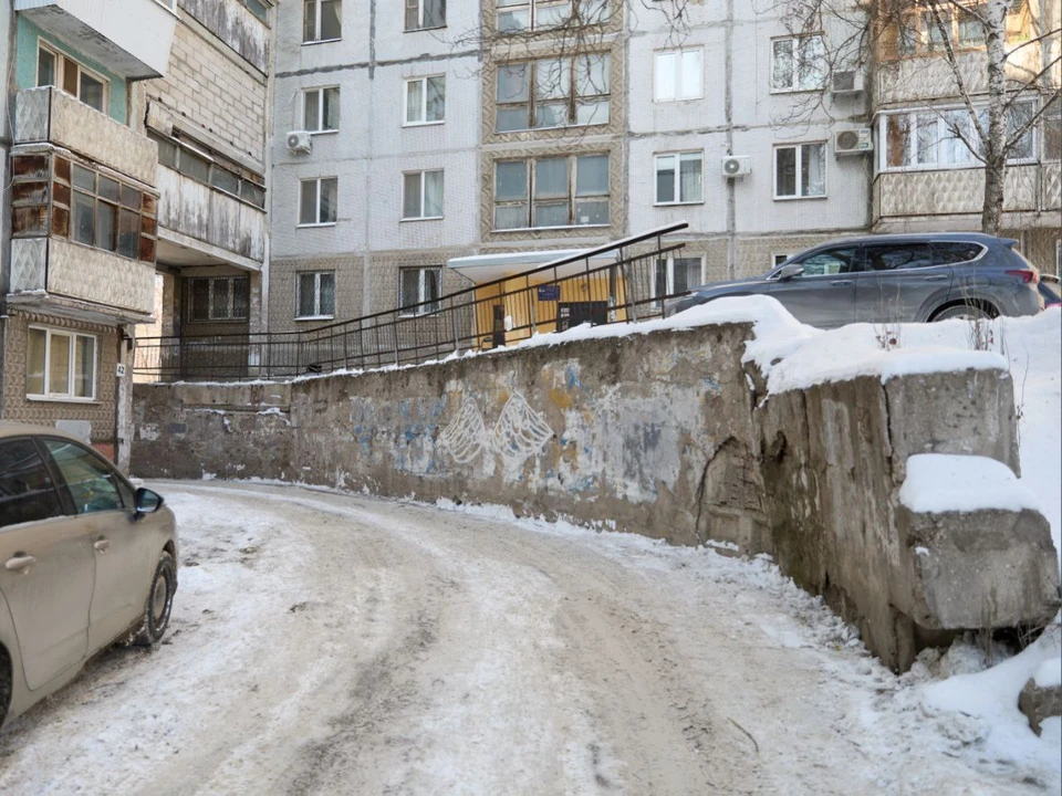Ранее на состояние стены жаловались жители. Фото: телеграм-канал Ивана Носкова