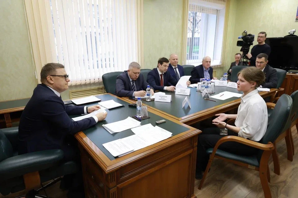 Студентка Валерия не стала ждать ремонта в своем техникуме, а пришла с этим вопросом к губернатору. Фото: пресс-служба губернатора.
