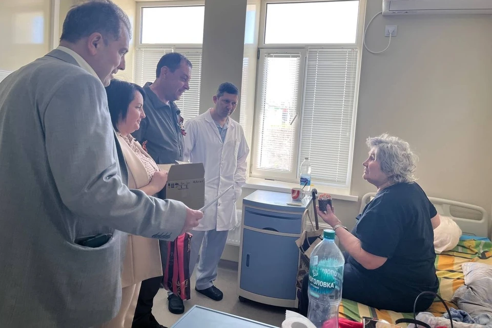 Раздача пасхальных куличей прошла в Волновахской центральной больнице. Фото: ТГ/Зинченко