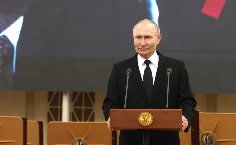 Владимир Путин подарил патриарху Кириллу пасхальное яйцо ручной работы
