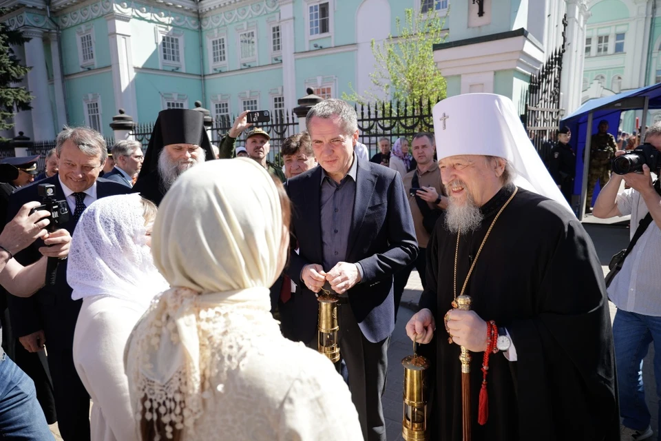 Вячеслав Гладков встретил Благодатный огонь в Белгородской области