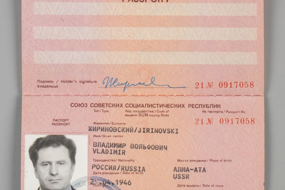 Преданный фанат Жириновского может купить заграничный паспорт политика.