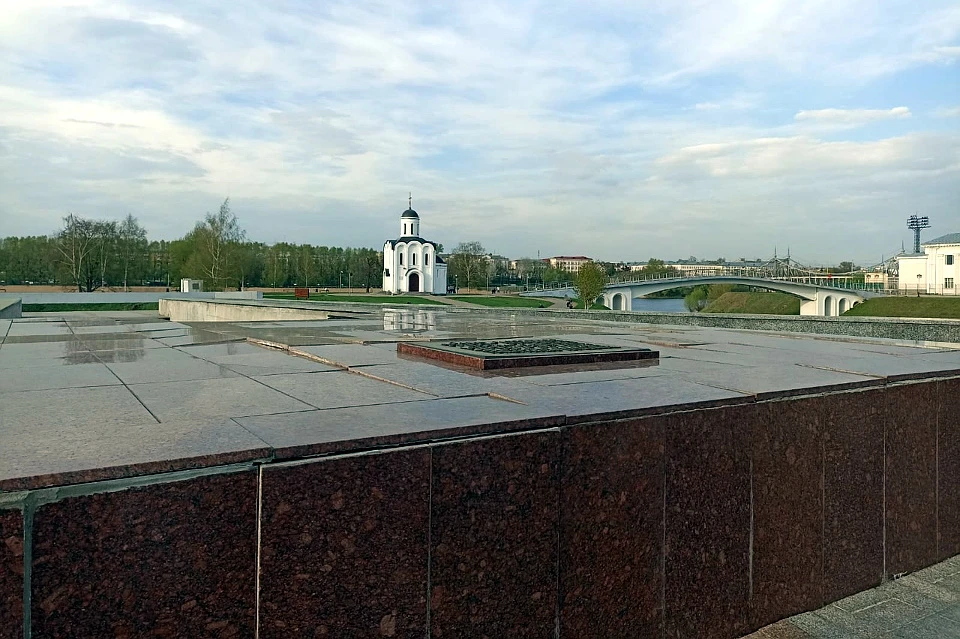 Не мешало бы привести в порядок это покрытие сооружения на памятном месте перед празднованием 9 Мая.