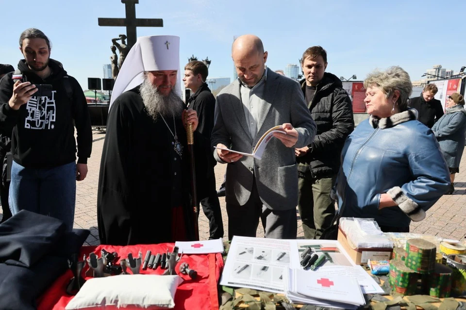 Артем Жога открыл выставку у Храма на Крови. Фото: телеграм-канал Артёма Жоги
