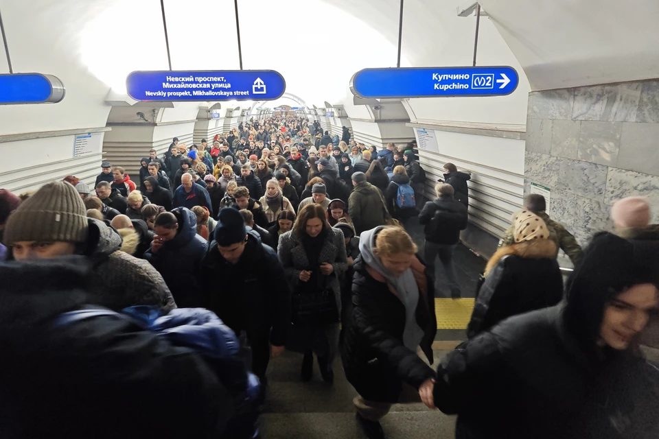 Пассажиры ждут уже около часа.