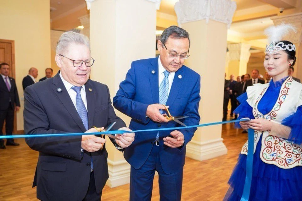 Заместитель президента РАН Пётр Чекмарев и президент Национальной Академии Наук Республики Казахстан Ахылбек Куришбаев открывают агроцентр в Алматы