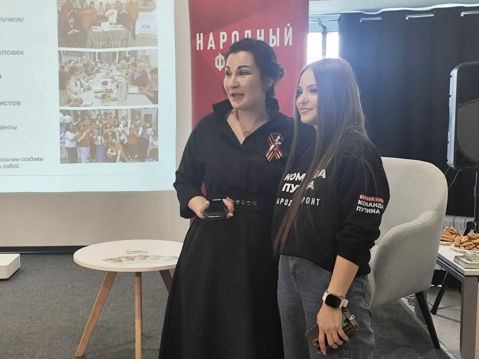 Ольга Тихонова (слева) и глава Народного фронта в ЛНР Анна Ерёменко