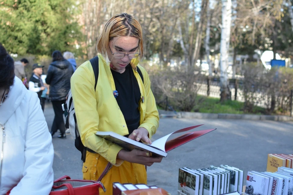 Праздничная программа развернулась на площадке перед библиотекой. Фото: Национальная библиотека имени М.В. Чевалкова