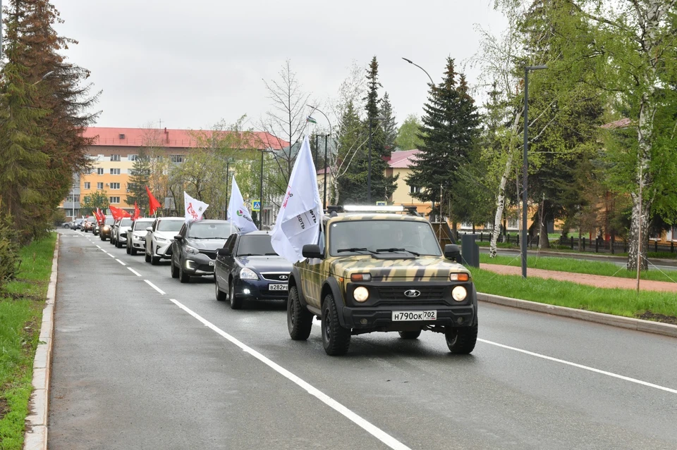 Водители и пассажиры на 50 автомобилях со знаменами Победы, флагами России, Башкортостана преодолели более 160 километров. Автор фото: Булат Гайнетдинов
