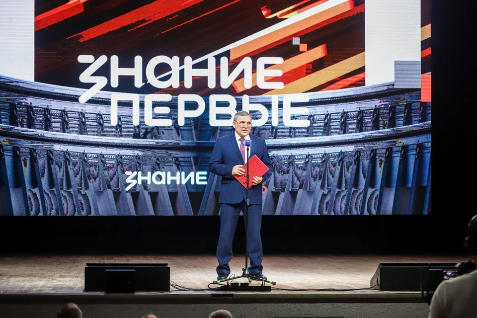 Приветственный адрес полномочного представителя Президента РФ в ЦФО Игоря Щеголева зачитал главный федеральный инспектор по Рязанской области Михаил Максимов.