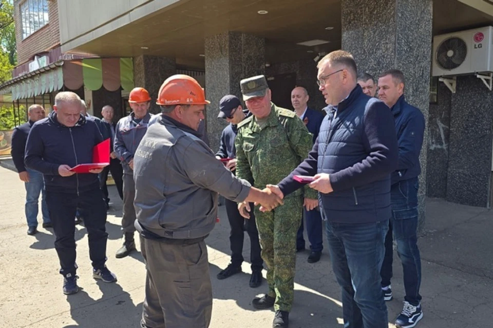 Губернатор поблагодарил ремонтников за их неоценимую храбрость и работу. Фото: ТГ/Приходько