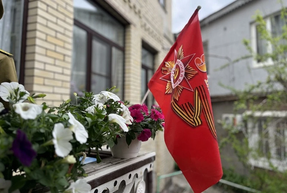 Каждого поздравили адресно, с цветами, подарками и песнями. Фото: Администрация Кисловодска