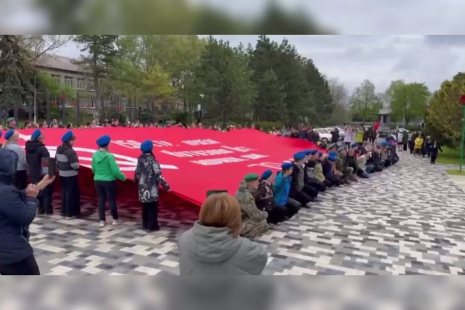 В округе Ставрополья развернули 200-метровую копию Знамени Победы. Фото: стоп-кадр видео Николая Бондаренко