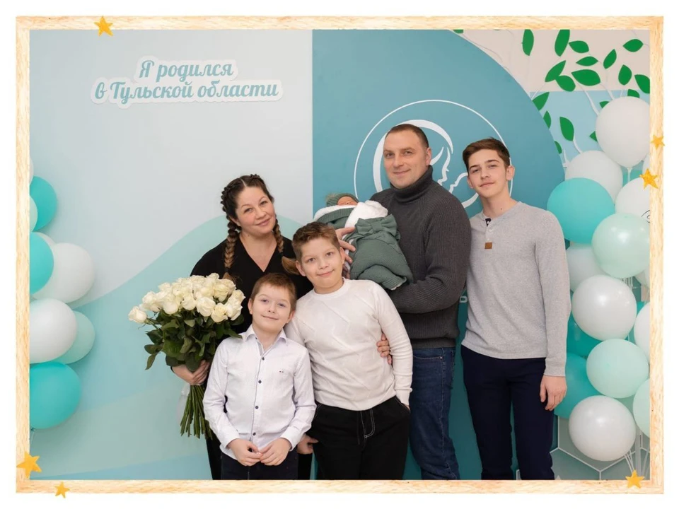 В семье Дарьи и Ивана из Крапивны в этом году родился 4-й малыш. Он появился на свет в Областном перинатальном центре. Теперь в семье растут 4 сына: Михаил, Никита, Матвей и самый младший - Ян.