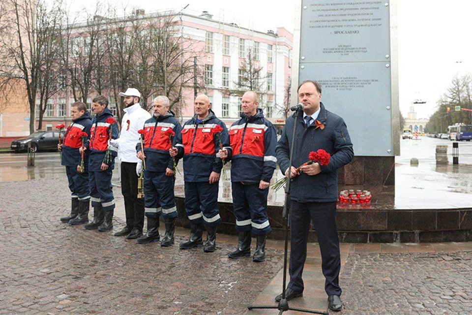 Энергетики доставили частицу священного Вечного огня к стеле «Ярославль – город трудовой доблести». ФОТО: ПАО «Россети Центр – Ярэнерго»