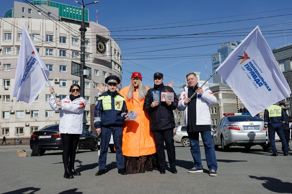 Баба Яга прилетела на акцию из Москвы.