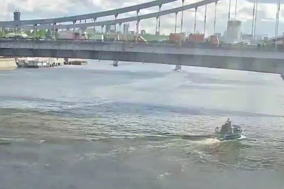 Водный патруль спас мужчину, оказавшегося в Москве-реке Фото: стоп-кадр из видео ЦОДД