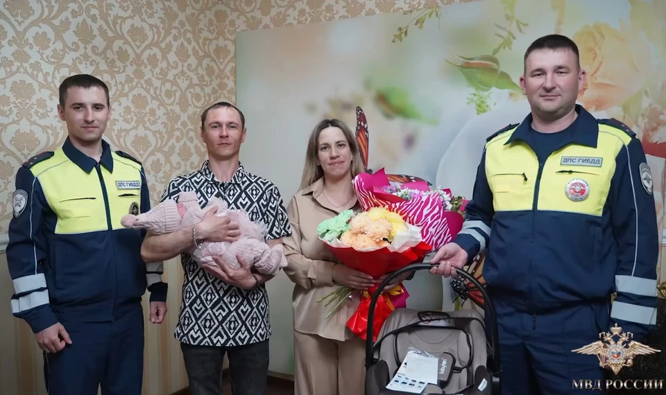 Через несколько дней полицейские приехали в роддом на выписку и поздравили многодетную маму с рождением дочери. Скриншот видео, предоставленного МВД России.