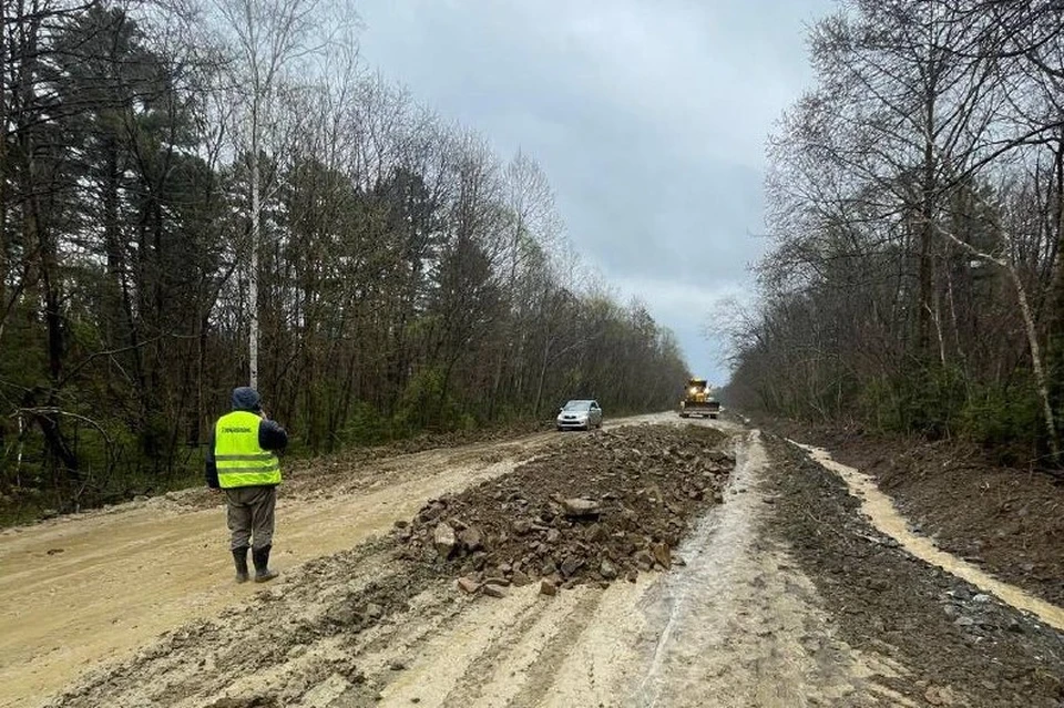 На участке работают пять самосвалов и автогрейдер. Фото: минтранс Приморья.
