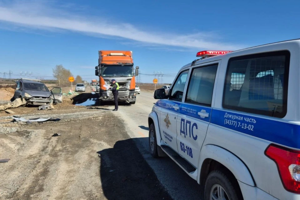 В ДТП столкнулись две легковушки и грузовой автомобиль. Фото: Госавтоинспекция по Свердловской области