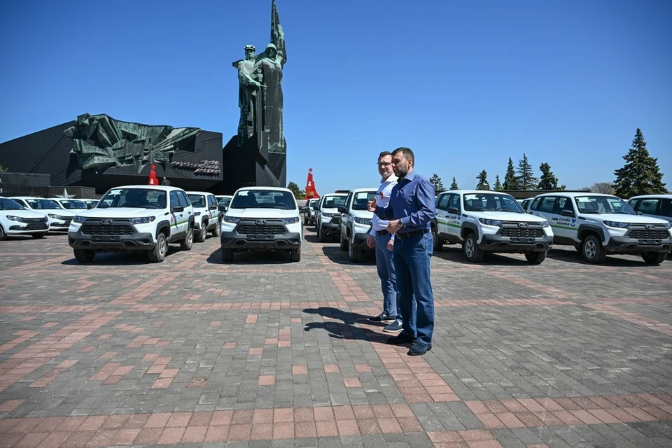Новые санитарные автомобили передали больницам, оказывающим первичную медико-санитарную помощь. Фото: сайт Главы ДНР
