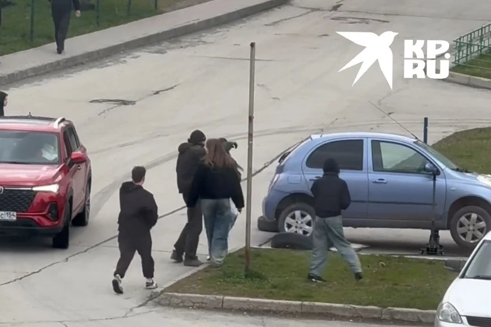 В Новосибирске компания подростков напала на девушку и разбила телефон. Фото: соцсети