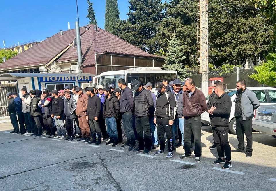 Полиция проверила документы у 50 человек. Фото: t.me/police_sochi