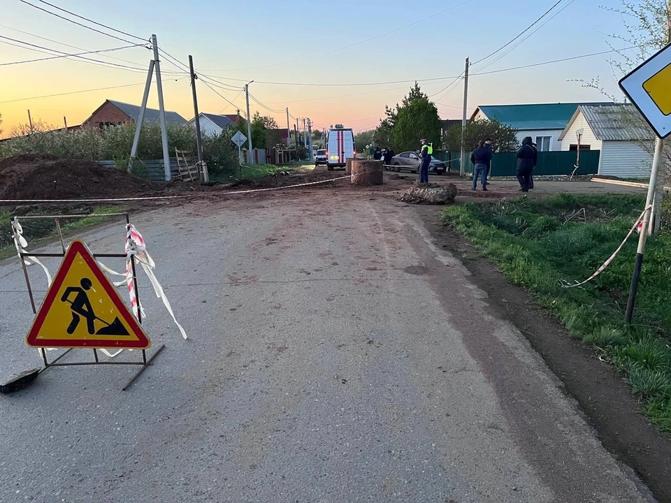 На улице была раскопана огромная яма