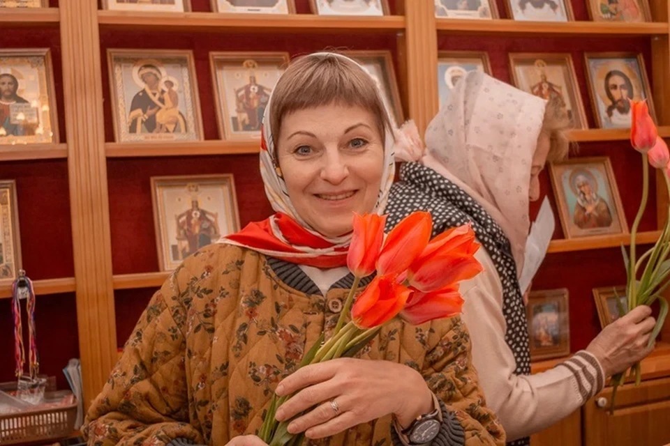Молодежь ДНР раздала тюльпаны прихожанкам в День жен-мироносиц. Фото: t.me/Mrespublika