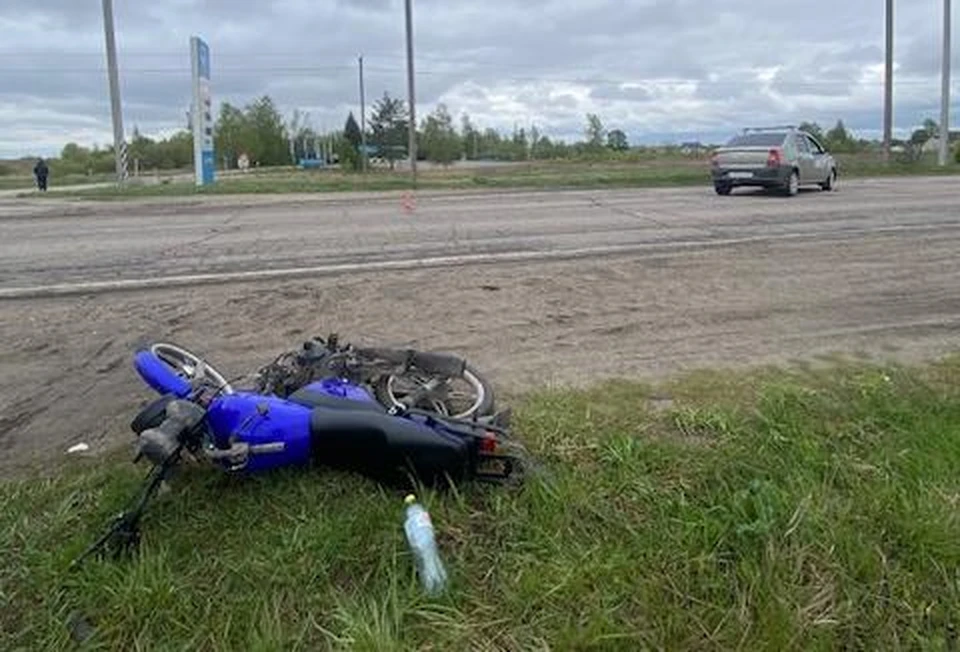 Юноши на мопеде столкнулись с автомобилем в Рязанской области.