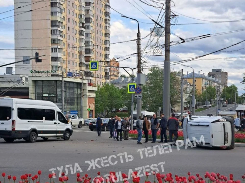 Легковушка опрокинулась после аварии на улице Пузакова в Туле. Фото: "Тула Жесть".