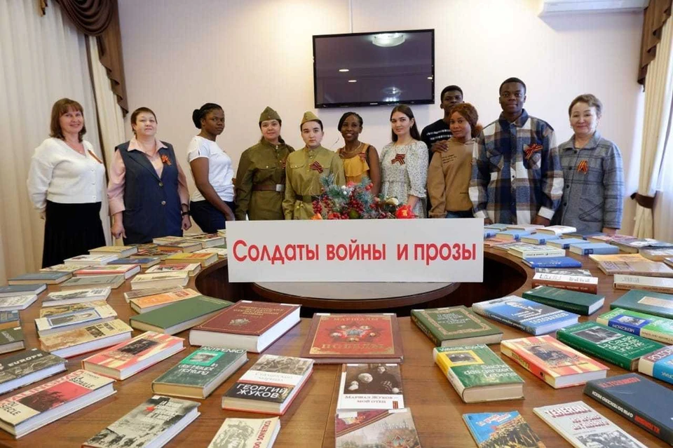 Кульминацией вечера стала презентация книжно-иллюстративной выставки