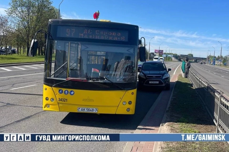 ДТП с автобусом на проспекте Дзержинского . Фото: УГАИ ГУВД Мингорисполкома.