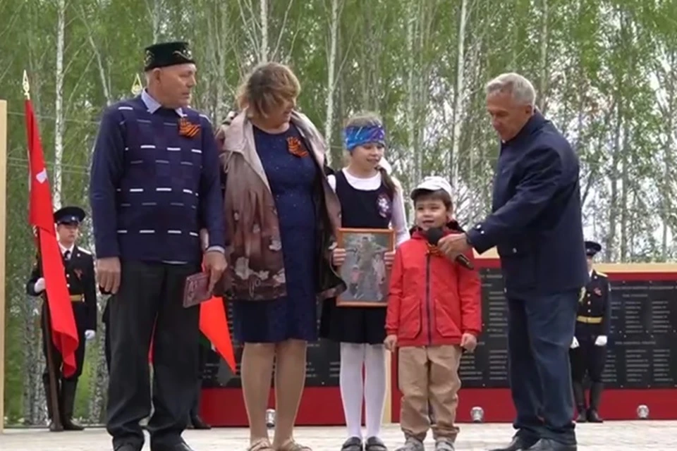 Во время выступления мальчика Рустам Минниханов держал для него микрофон.