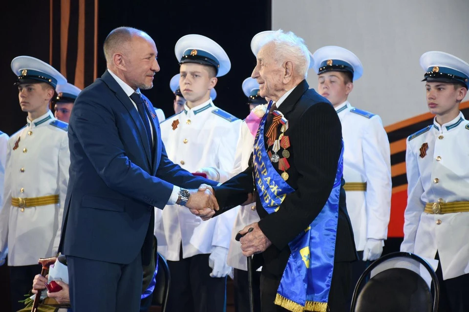 Торжественная церемония состоялась во время праздничного концерта, посвященного 80-летию Победы. Фото: тг Вячеслава Объедкова