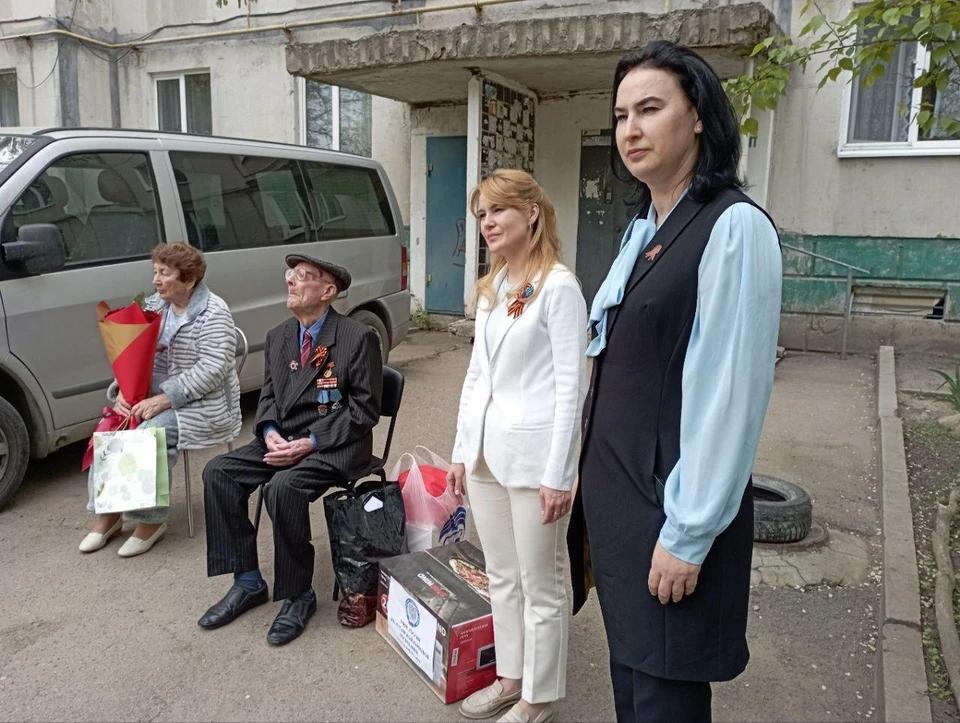 Гости поздравили ветерана с праздником. ФОТО: Администрация Луганска
