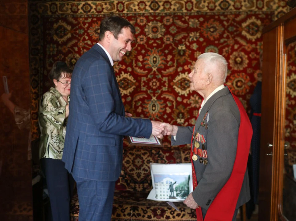 Сергей Петрин вручил Николаю Акулову ленту, удостоверение и диплом, полагающиеся к званию «Почетный гражданин Воронежа».