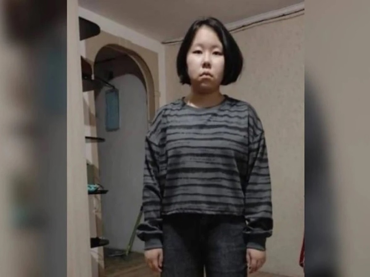 Қызыл көйлек киген порно шлюха Ағартылған жетілген кеуделі әйелмен порно