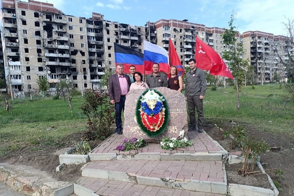 В освобожденном Угледаре возложили цветы к памятнику защитникам Отечества. Фото:ТГ/Зинченко