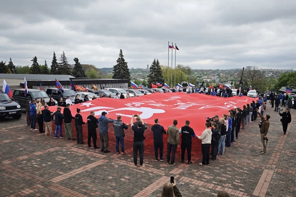 В Донецке участники автопробега развернули огромное Знамя Победы