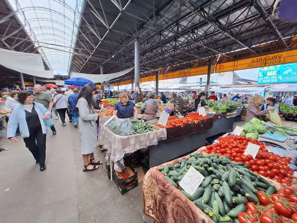 Народу на рынке много, цены потихоньку падают.