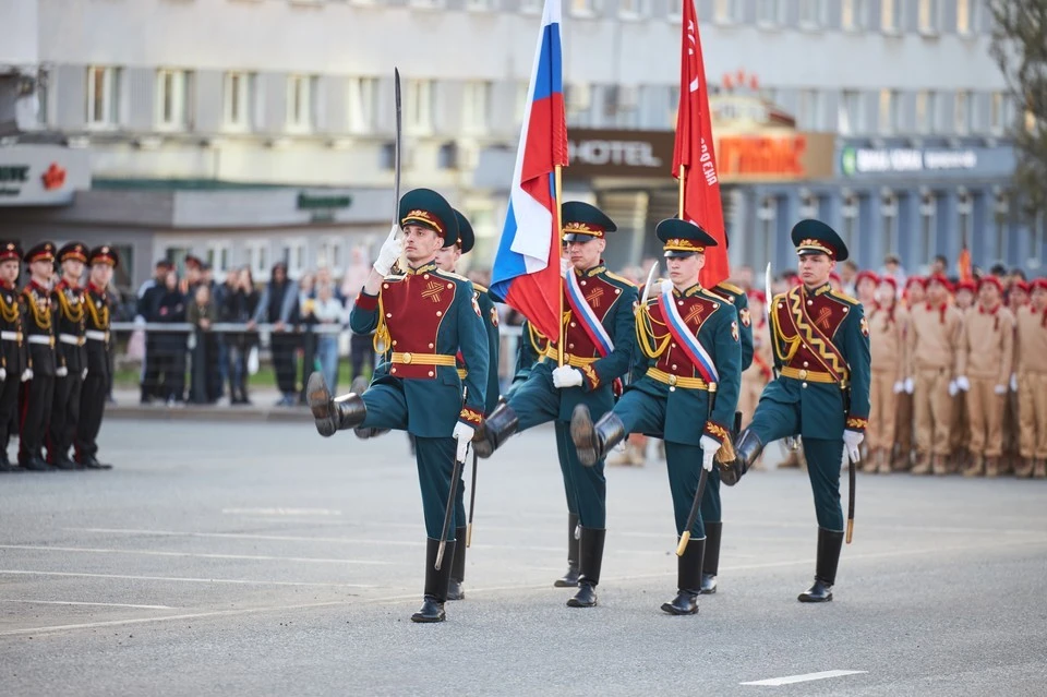 Парад традиционно проходит на Октябрьской площади