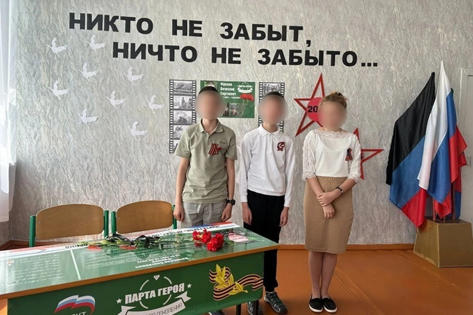 В Горловской школе №21 открыли «Парту Героя» в память о выпускнике. Фото: Администрация Горловки