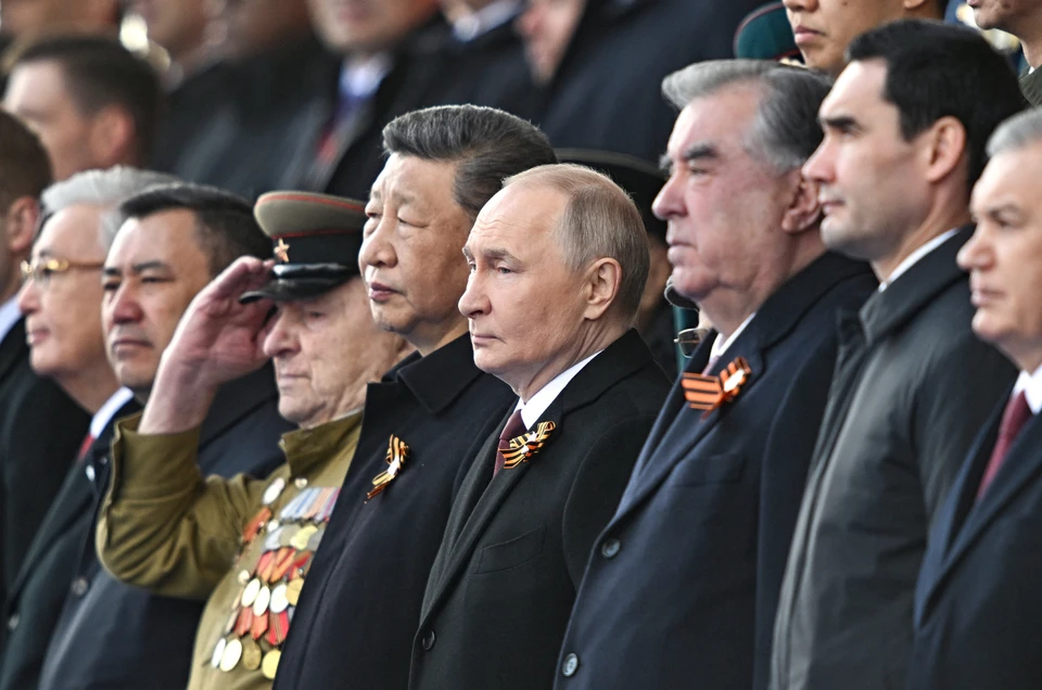 Рядом с Путиным на Параде победы сидит Си Цзиньпин и ветеран Знаменский