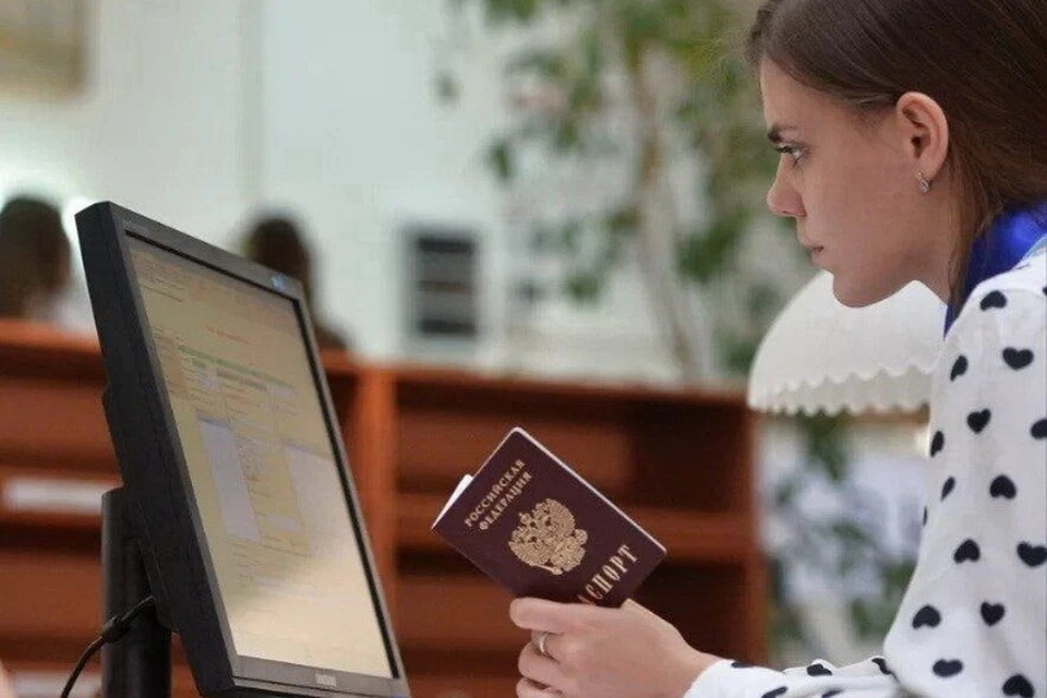 Если вы подали заявление через «Госуслуги», то уведомление об адресе и сроках предоставления документов поступит в личный кабинет. Фото: Минтруда ДНР