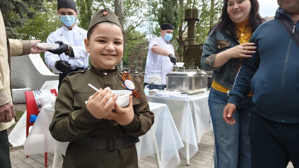В Мелитополе организовали полевую кухню и угощали солдатской кашей