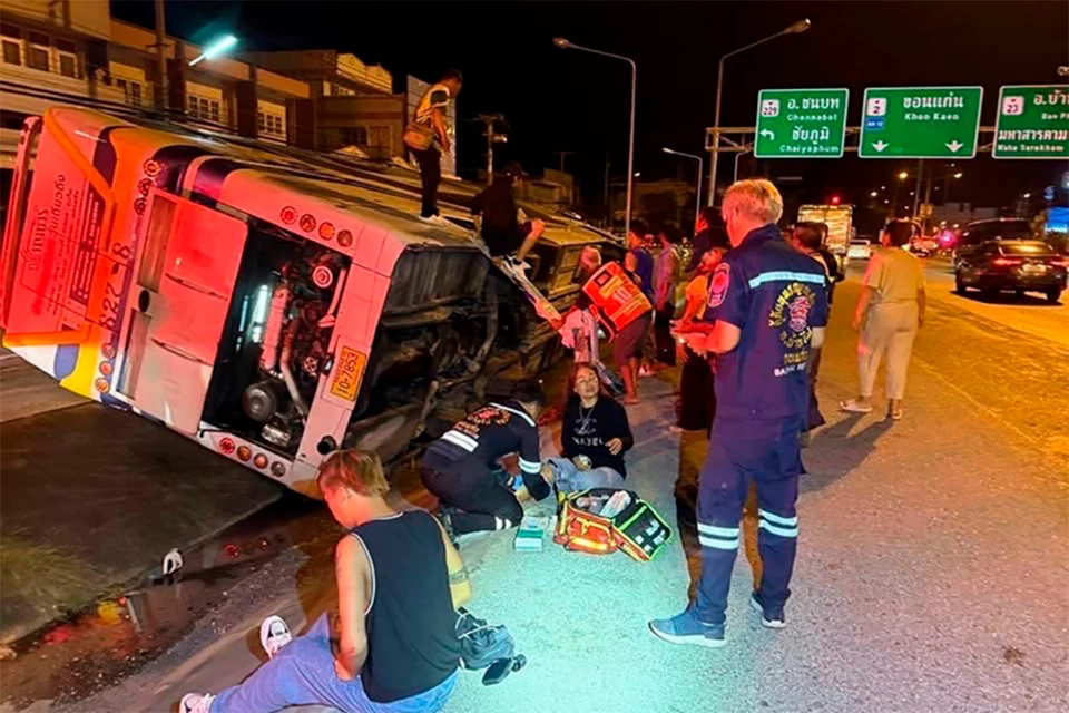 В Таиланде произошло жёсткое ДТП с туристическим автобусом, наполненным пассажирами. Фото: bangkokpost.com